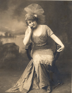 Portrait of Russian-born entertainer Sophie Tucker (1884 - 1966), Chicago. Illinois, 1920s. (Photo by Hulton Archive/Getty Images)